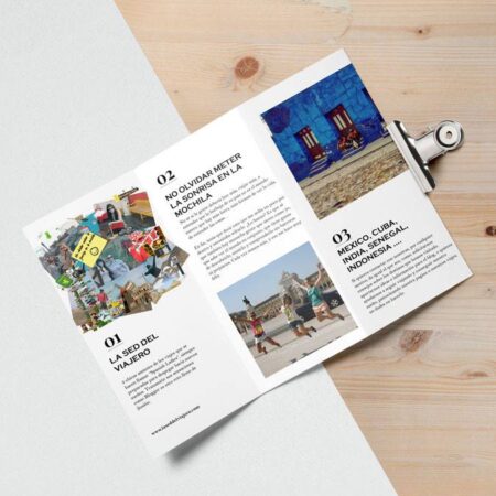Tríptico tamaño A4 abierto mostrando diseño e impresión de imprenta.